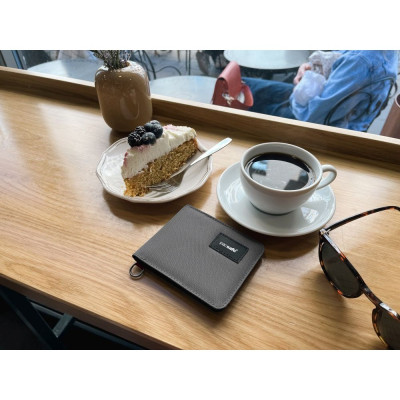 Гаманець Pacsafe RFIDsafe bifold wallet Графітовий (11000144)
