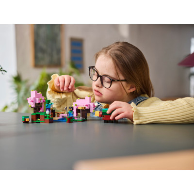 Конструктор LEGO Minecraft Квітучий вишневий сад (21260-)