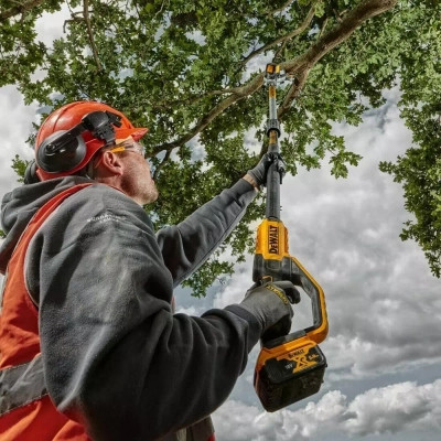 Ланцюгова пила DeWALT висоторіз 18V, 5Ah, довжина шини 20 см (DCMPS567P1)