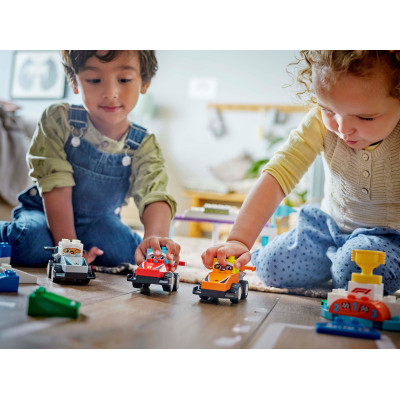 Конструктор LEGO DUPLO Town Автомобілі для перегонів і пілоти команд Формули-1 (10445)