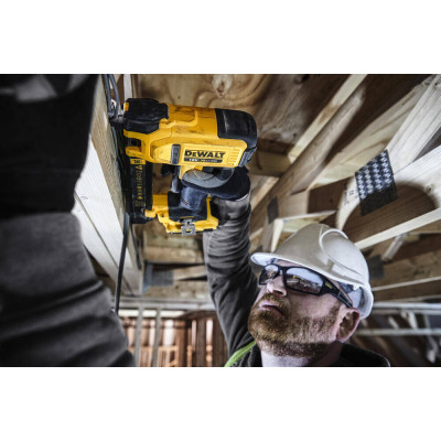 Степлер будівельний DeWALT 18В XR, довжина/ширина скоби 25/19.7 мм, 2xAh, кейс TSTAK (DCN701D2)
