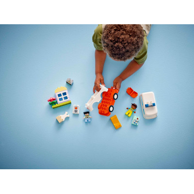 Конструктор LEGO DUPLO Town Швидка допомога та водій (10447)