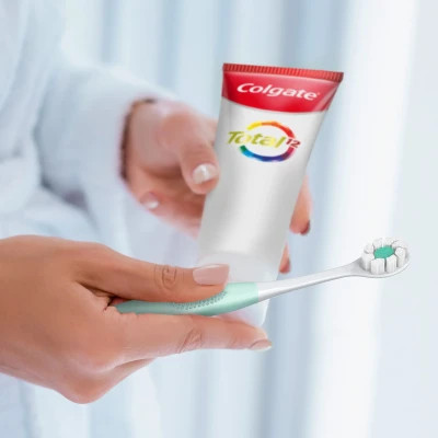 Зубна щітка Colgate 3D Density м&#039;яка Блакитна (2172000000033)