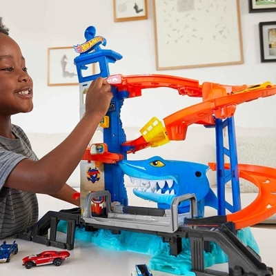 Автотрек Hot Wheels Втеча від лютої акули (HDP06)