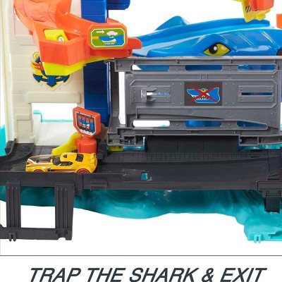 Автотрек Hot Wheels Втеча від лютої акули (HDP06)