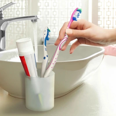 Зубна щітка Colgate Макс Блиск Зелена (2170000000077)