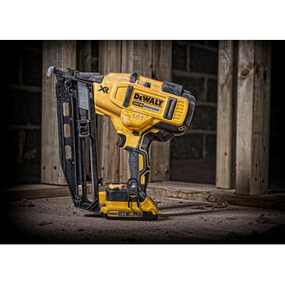 Цвяхозабивач DeWALT 18В, діаметр/довжина цвяха 1.6/63 мм, (без АКБ та ЗП) (DCN662N)