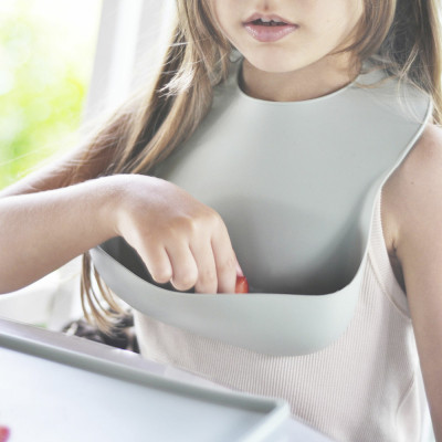 Слинявчик MinikOiOi Basics-Bib силіконовий 100 (Powder Grey) (101020054)