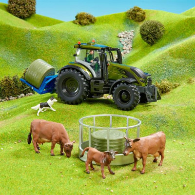 Спецтехніка Britains Модель трактора Valtra з аксесуарами та фігурками 1:32 (43323)