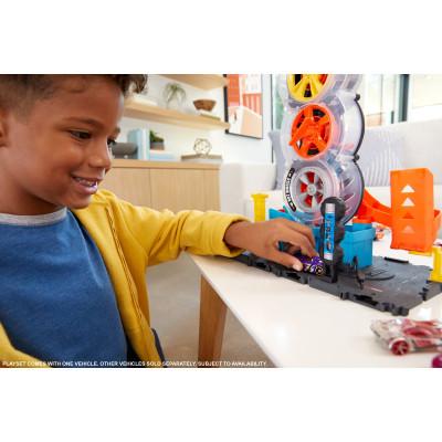 Автотрек Hot Wheels Пригоди та трюки в шиномонтажній (HDP02)