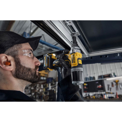 Заклепувальник DeWALT 18 В XR Li-Ion, 20 kN, d.закл.=4.8-6.4 мм (без АКБ та ЗП) (DCF414NT)