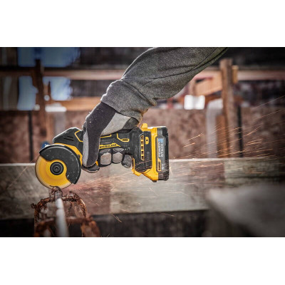 Дискова пила DeWALT 18В XR Li-lon, диск 76х10 мм, 0.94 кг (без АКБ та ЗП) (DCS438N)