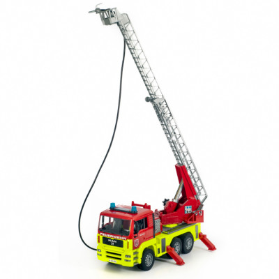 Спецтехніка Bruder Пожежна автодрабина Man TGA зі світло-звуковим модулем та червоний шолом (01760)