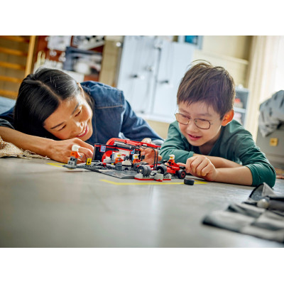 Конструктор LEGO City Піт-стоп і піт-екіпаж F1 з болідом Ferrari (60443)