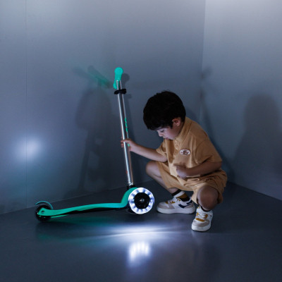 Самокат Micro Maxi Deluxe Glow LED Желейний зелений (MMD365)