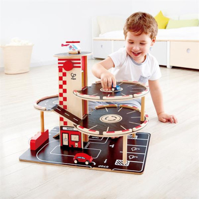 Автотрек Hape дерев&#039;яний з паркінгом та вертолітним майданчиком (E3002)