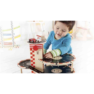 Автотрек Hape дерев&#039;яний з паркінгом та вертолітним майданчиком (E3002)