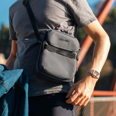 Сумка Pacsafe Metrosafe X compact Crossbody Графітова (30610144)
