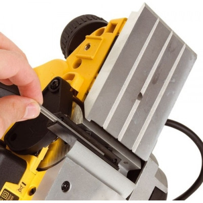 Електрорубанок DeWALT 1050 Вт, ширина 82 мм (D26500)