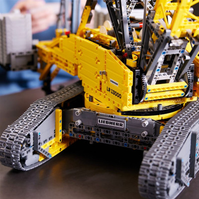 Конструктор LEGO Technic Гусеничний підйомний кран Liebherr LR 13000 2883 деталі (42146)