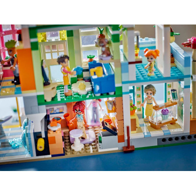 Конструктор LEGO Friends Хартлейк-Сіті. Квартири і крамниці (42670)