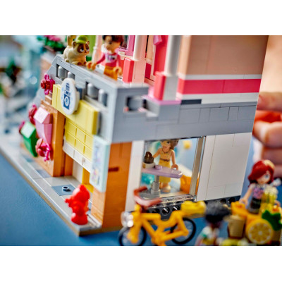 Конструктор LEGO Friends Хартлейк-Сіті. Квартири і крамниці (42670)